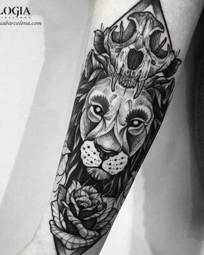 tatuaje-brazo-leon-calavera-rosa-logia-barcelona-franki