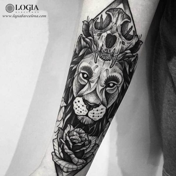 tatuaje-brazo-leon-calavera-rosa-logia-barcelona-franki